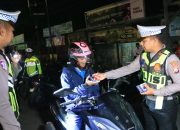 Tidak Hanya Razia, Polres Bangkalan Beri Hadiah Bagi Pengendara Motor Taat Berlalu Lintas