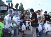 Polisi Peduli, Turun ke Jalan Salurkan Bansos untuk Pekerja Jalanan di Ngawi
