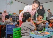 Wujudkan Asta Cita, Polres Ngawi Berbagi Makanan Bergizi dan Susu di Taman Kanak – kanak