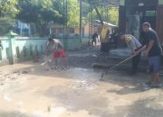 Gotong Royong Polisi dan TNI bersama Warga Bersihkan Sisa Meterial Banjir di Tuban