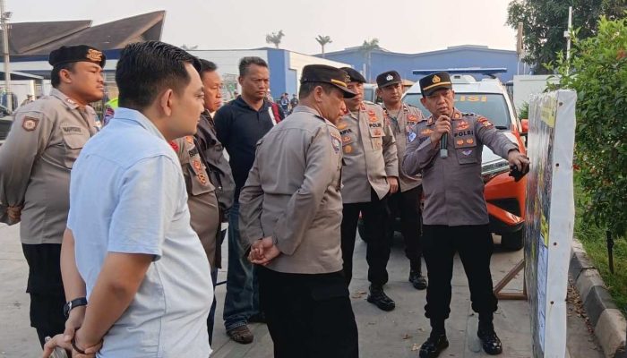 Polsek Cikarang Timur Lakukan Pengamanan Keberangkatan Massa Serikat Pekerja Kabupaten Bekasi Menuju Silang Monas Dalam Agenda MY DAY 2025.