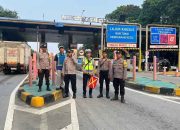 Kapolsek Sukatani Pantau Langsung Pengamanan Hari Buruh Internasional di Gerbang Tol Clorobia Sukaresmi
