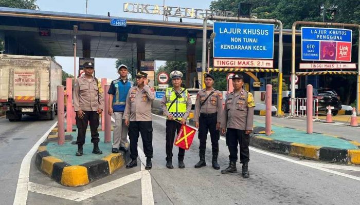 Kapolsek Sukatani Pantau Langsung Pengamanan Hari Buruh Internasional di Gerbang Tol Clorobia Sukaresmi