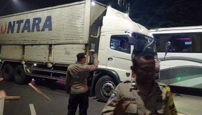 Polsek Cikarang Timur Cek TKP Kebakaran Bangunan Liar Di Desa Karangasari.
