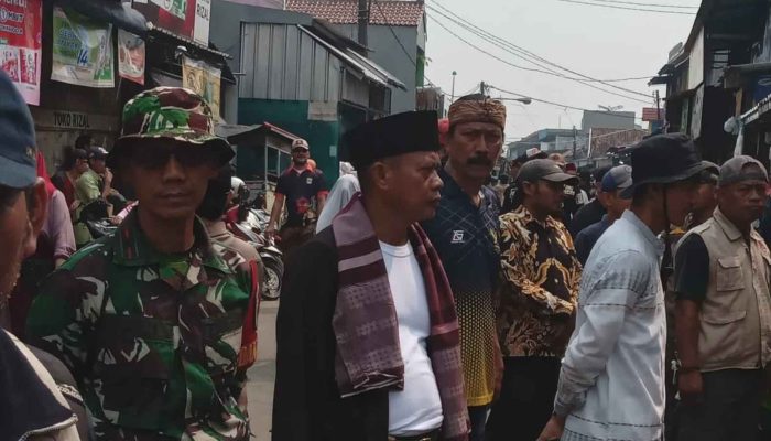 Camat Tambun Selatan Terjun Langsung Laksanakan Sosialisasi Pembongkaran Bangli di Pasar Tambun.