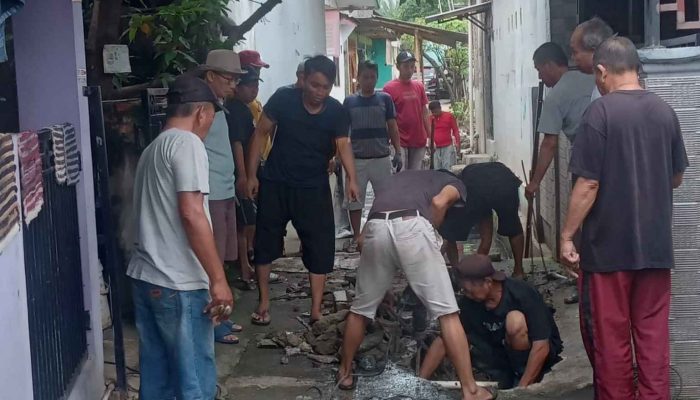 Antisipasi Banjir Warga RW 03 Desa Setiadarma Gelar Kerja bakti Perbaiki Saluran Air 