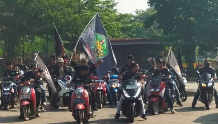 Polsek Cikarang Timur Lakukan Pengamanan Unras Aliansi Ormas Bekasi Menuju Pemda Bekasi.