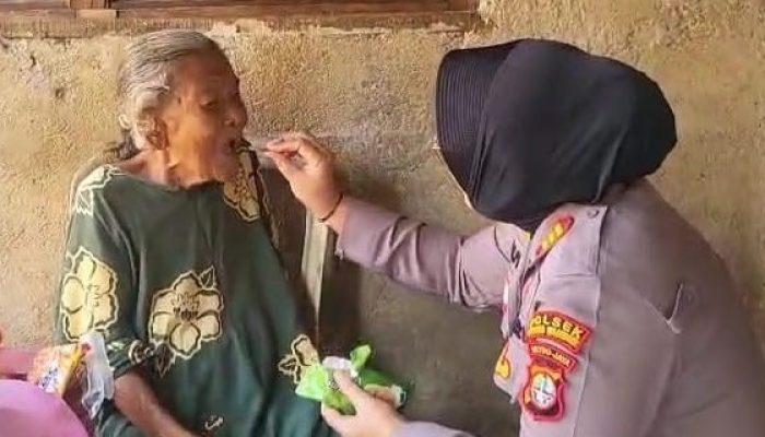 Polsek Kedung Waringin Kembali Berbagi Sembako Melalui ‘Program Jum’at Berkah‘
