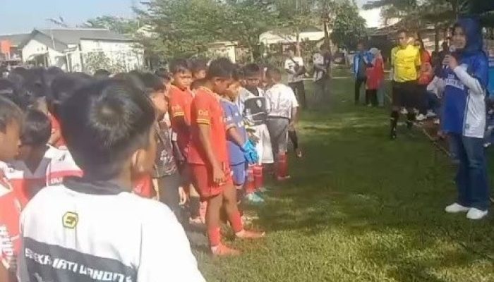 Kades Hj.Tita Komala Sari Buka Turnamen Sepak Bola Liga Murangkalih 