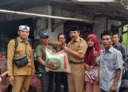 Kades Jatibaru Sambangi Rumah Warga Kp.Cambay Yang Ambruk di Terjangan Angin