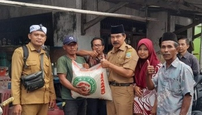 Kades Jatibaru Sambangi Rumah Warga Kp.Cambay Yang Ambruk di Terjangan Angin