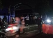 Sigap Personil Polsek Kedungwaringin Sterilkan Akses Menuju lokasi Kabakaran Pasar Bojong.