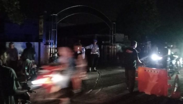 Sigap Personil Polsek Kedungwaringin Sterilkan Akses Menuju lokasi Kabakaran Pasar Bojong.