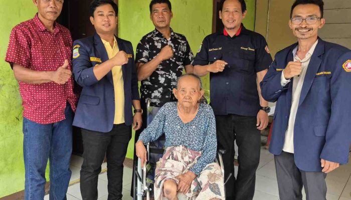 Karang Taruna Kabupaten Bekasi Bantu Ibu Sanah Penyandang Disabiltas Dapatkan Kursi Roda 