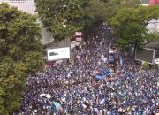 Ribuan Bobotoh Penuhi Jalur Konvoi Persib, Bandung Tampak Biru dari Langit