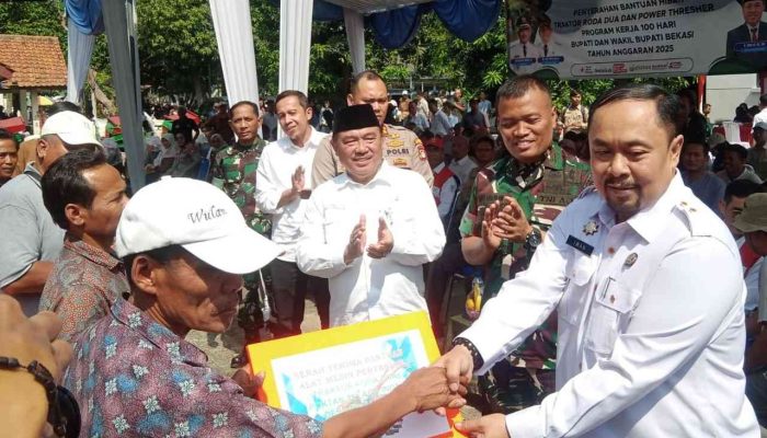 Dinas Pertanian Kabupaten Bekasi Serahkan Bantuan Hibah Puluhan Alsintan Kepada Petani