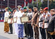 Kapolrestabes Surabaya Terima Penghargaan di HJKS ke-732 Wujud Dedikasi Jogo Suroboyo