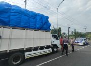Cegah LakaLantas Satlantas Polres Nganjuk Sosialisasi Bahaya Kendaraan Over Dimension Over Load (ODOL)