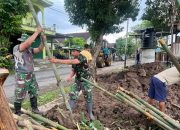 Peduli Lingkungan, Babinsa Koramil 01 Pacitan Lakukan Pembersihan Jalan