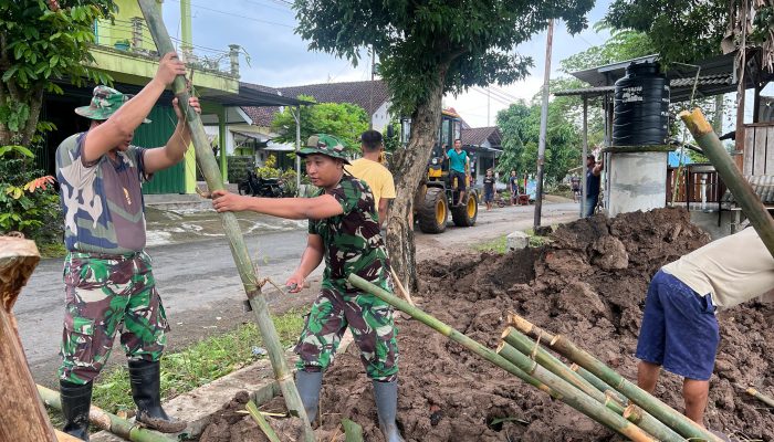 Peduli Lingkungan, Babinsa Koramil 01 Pacitan Lakukan Pembersihan Jalan