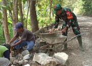 Kepedulian Babinsa Donorojo Bersama Warga Binaan Lakukan Perbaikan Jalan Desa