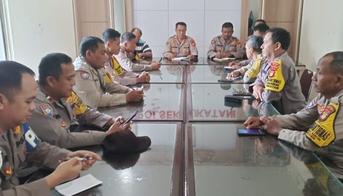 Kapolsek Sukatani Pimpin Rapat ANEV Tingkatkan Kinerja Dan Layanan Masyarakat