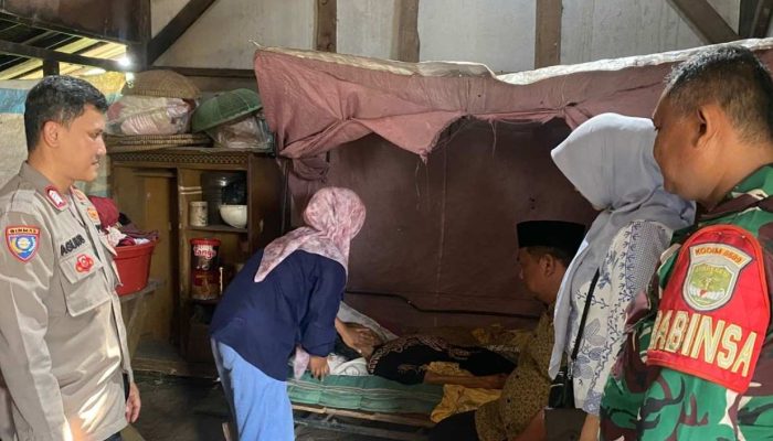 Bhabinkamtibmas Desa Cipayung Laksanakan Door To Door Sistem di Kp. Selang