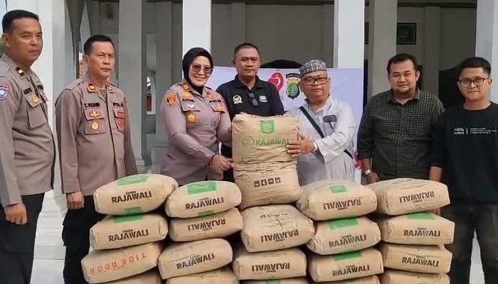 Menyambut HUT BHYANGKARA Ke -79 Bakti Religi Polsek Kedungwaringin Salurkan 50 Sak Semen Dan Bersih Bersih Area Masjid Nurul Huda Desa Karangsambung