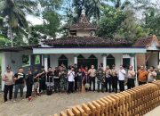 Sinergitas TNI-Polri Bersihkan Masjid Al-Ikhlas Di Kecamatan Tulakan