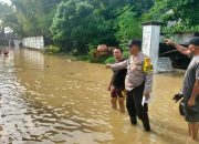 Bhabinkamtibmas Polsek Cikarang Timur Berikan Himbauan Waspada Banjir Kepada Warga Binaannya Di Cikarang Timur