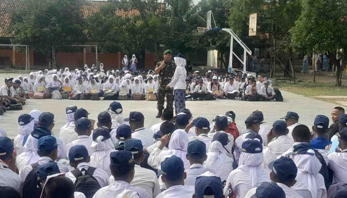 Babinsa Koramil 08/Lemah Abang Berikan Materi Wawasan Kebangsaan Dalam Kegiatan MPLS SMK Negeri 01 Cikarang Selatan
