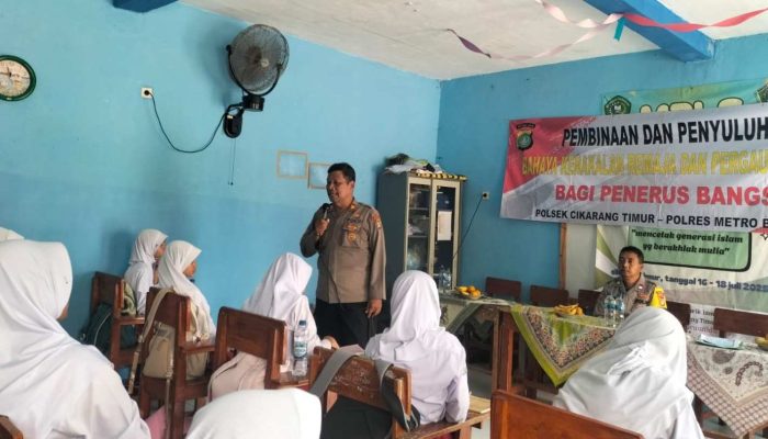 Polsek Cikarang Timur Laksanakan Police Goes To School Dengan Berikan Penyuluhan di MTS Darunnida 