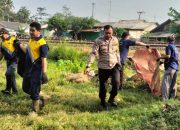 Ciptakan Semangat Gotong -Royong Serta Pererat Kebersamaan Bhabinkamtibmas Polsek Cikarang Timur Kerja Bakti Bersama Warga Binaanya