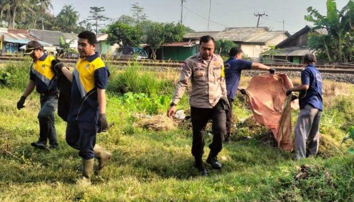 Ciptakan Semangat Gotong -Royong Serta Pererat Kebersamaan Bhabinkamtibmas Polsek Cikarang Timur Kerja Bakti Bersama Warga Binaanya