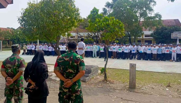 Hari Terakhir MPLS SMKN 01 Cikarang Selatan Babinsa Koramil 08/ Lemah Abang Berikan Materi Bela Negara dan Pahami Makna Panca Waluya