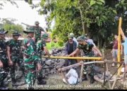Prajurit Yonif 310/KK dan Masyarakat Bersinergi Wujudkan Saluran Air