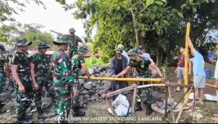 Prajurit Yonif 310/KK dan Masyarakat Bersinergi Wujudkan Saluran Air