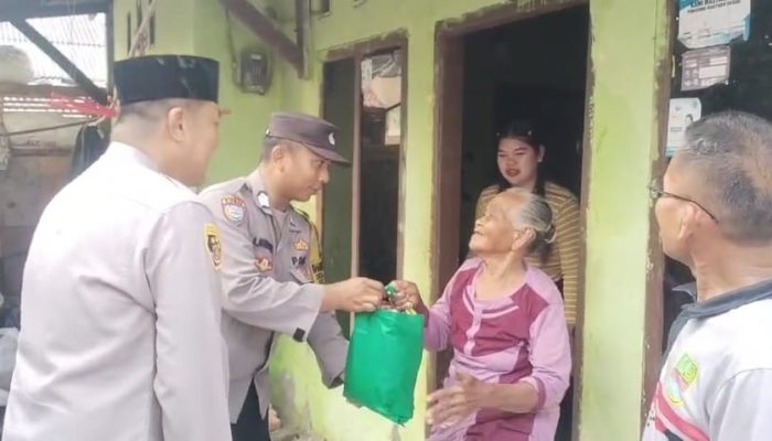 Wujud Kemanusiaan, Polsek Sukatani Berikan Bantuan Sembako Kepada Warga Kurang Mampu