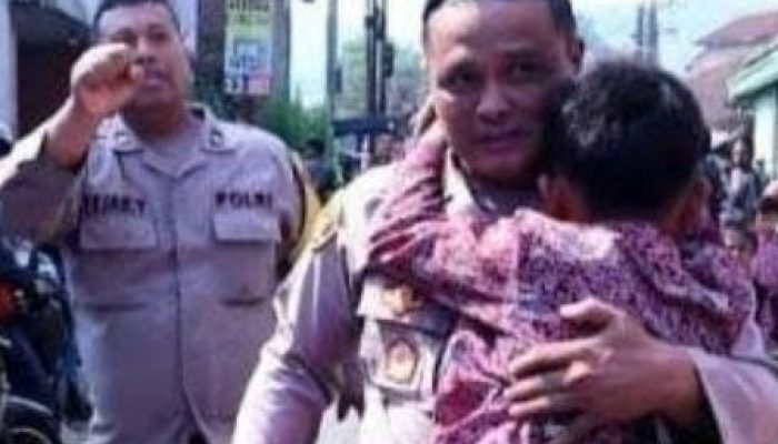 Dinasehati Guru, Bocah SD Nekat Panjat Menara Seluler