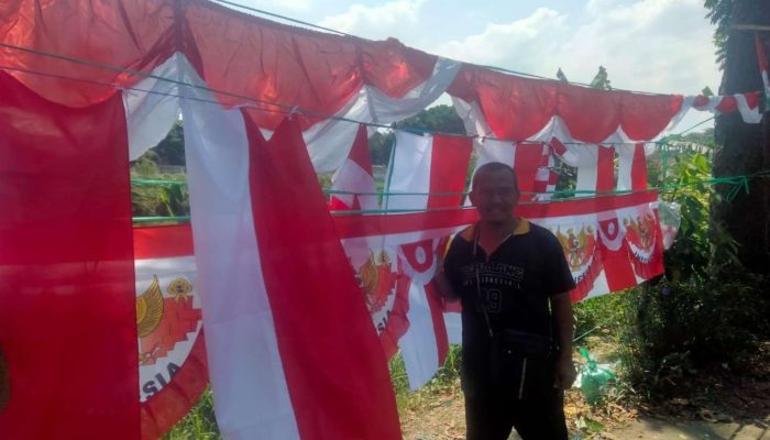 Padal Sang Pejuang Rupiah Pedagang Musiman Jualan Bendera