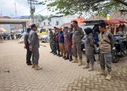 Satpol-PP, TNI, dan Polri Gelar Operasi Rokok Ilegal di Pasar Nawangan