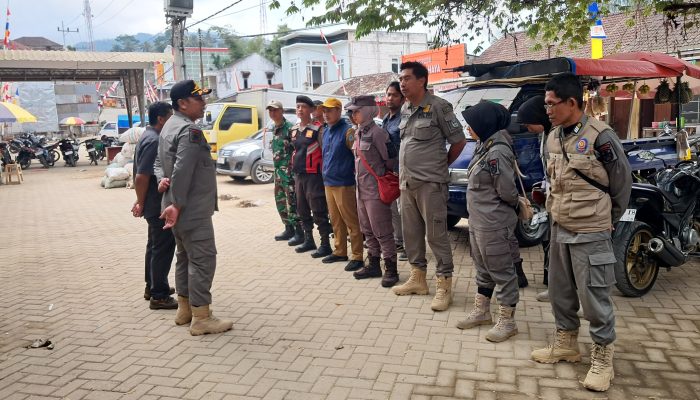 Satpol-PP, TNI, dan Polri Gelar Operasi Rokok Ilegal di Pasar Nawangan