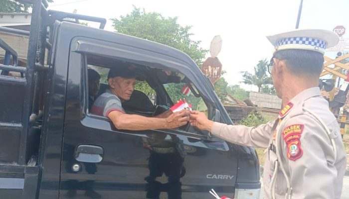 Semarakkan HUT RI Ke -80, Polsek Cikarang Timur Bagikan Bendera Merah Putih Kepada Warga Dan Pengguna Jalan