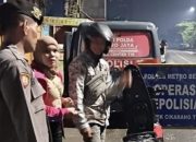 Giat OKJ Dalam Patroli Malam Strong Point Polsek Cikarang Timur Lakukan Pemeriksaan Kendaraan