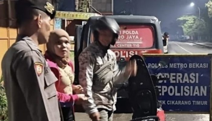 Giat OKJ Dalam Patroli Malam Strong Point Polsek Cikarang Timur Lakukan Pemeriksaan Kendaraan