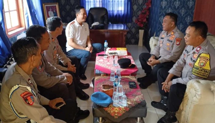 Tunjukan Komitmen Jalin Sinergitas Kapolsek Kedungwaringin Baru Sambangi Desa Karangharum