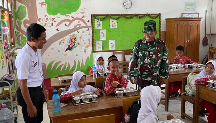 SPPG Dahlia Widodaren Gerih Resmi Salurkan Makan Bergizi Gratis Pertama di Kecamatan Gerih Ngawi