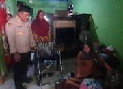 Peduli Disabilitas Polsek Kedung Waringin Serahkan Bantuan Kursi Roda Kepada Encih Warga Kp Babakan Cau