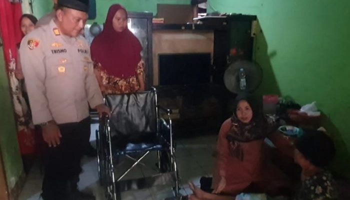 Peduli Disabilitas Polsek Kedung Waringin Serahkan Bantuan Kursi Roda Kepada Encih Warga Kp Babakan Cau