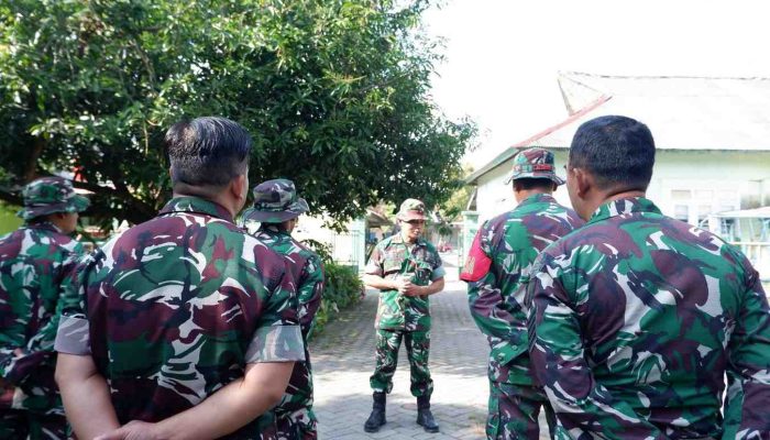 TNI Gotong Royong Bersama Warga Dalam Pembongkaran TK Kartika IV-18 Cab. Pacitan